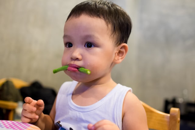 Ilustrasi Balita Makan Makanan yang Sudah Jatuh di Lantai. Foto: Shutterstock