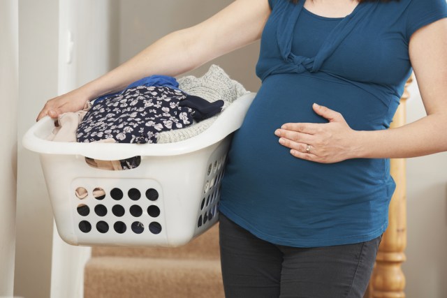 Ilustrasi ibu hamil berbenah rumah (Foto: Shutterstock)