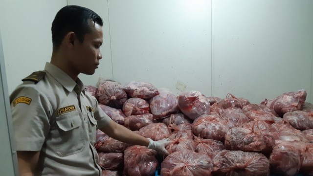 Daging celeng ilegal ditahan karantina Cirebon  (Foto: Kementan)