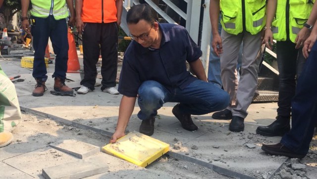 Gubernur DKI Jakarta Anies Baswedan meninjau pembangunan trotoar di jalan MH Thamrin. Foto: Fachrul Irwinsyah/kumparan