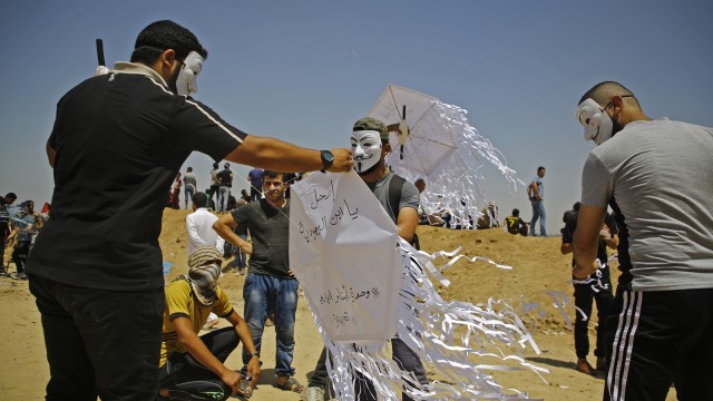 Serangan layangan dari Gaza ke Israel (Foto: AFP/Mohammed Abed)
