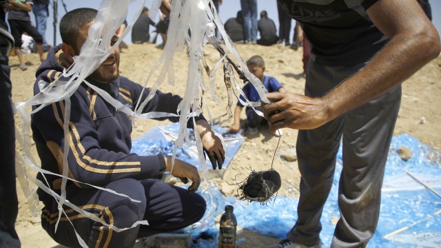 Serangan layangan dari Gaza ke Israel (Foto: AFP/Mohammed Abed)
