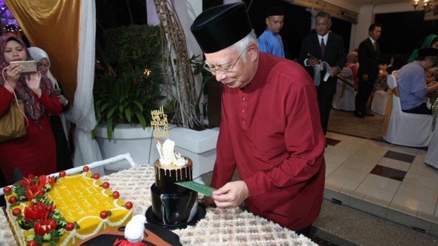 Najib Razak merayakan ulang tahun dengan keluarga korban MH17 (Foto: Twitter @NajibRazak)