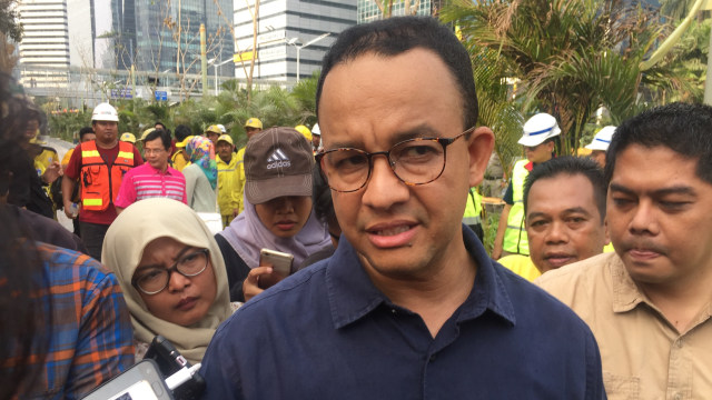 Anies Baswedan tinjau jalan Sudirman-Thamrin (Foto: Fachrul Irwinsyah/kumparan)