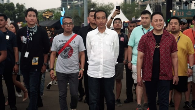 Presiden Jokowi bersama Triawan Munaf menyaksikan We The Fest 2018 (Foto: Garin Gustavian Irawan/kumparan)