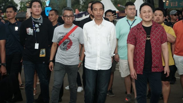 Presiden Jokowi bersama Triawan Munaf menyaksikan We The Fest 2018 (Foto: Garin Gustavian Irawan/kumparan)