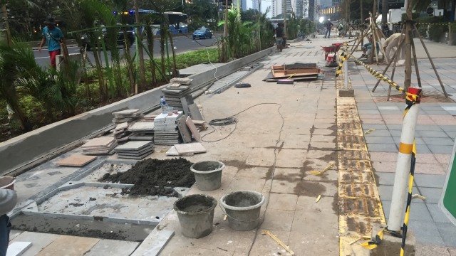 Progress Perbaikan Trotoar Sudirman - Thamrin (Foto: Fachrul Irwinsyah/kumparan)