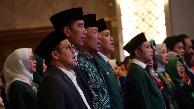 Jokowi tiba bersama Cak Imin di Harlah PKB ke 20 tahun di Hotel Sahid Jaya, Jakarta, Minggu (22/7). Foto: Jamal Ramadhan/kumparan