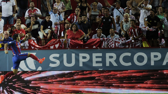 Luis Suarez merayakan gol Barcelona pada partai Piala Super Spanyol 2016. (Foto: Cristina Quicler/AFP)