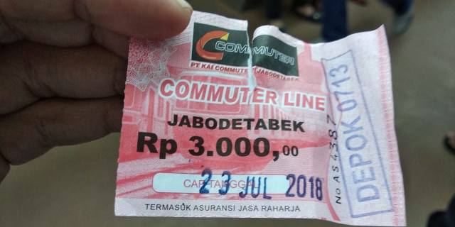 Pemakaian tiket kertas karena tiket elektronik masih dalam perbaikan (Foto: Dok. Husnia)