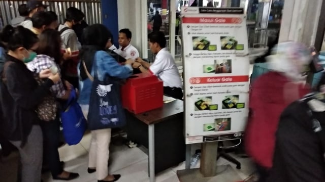 Antrean tiket kertas di Stasiun Depok (Foto: Dok. Husni)