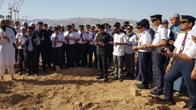 Kru, petugas KJRI dan masyarakat berbaur saat prosesi pemakaman (Foto: Dok. KJRI Jeddah)