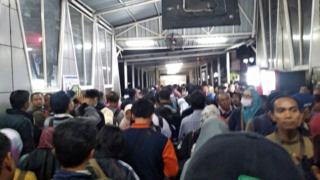 Antrean panjang tiket kertas di Stasiun Bojonggede (Foto: Dok. Istimewa)