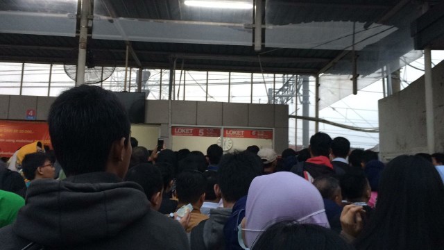 Antrean di Stasiun Depok Lama (Foto: Dok. Johan Rio Pamungkas)