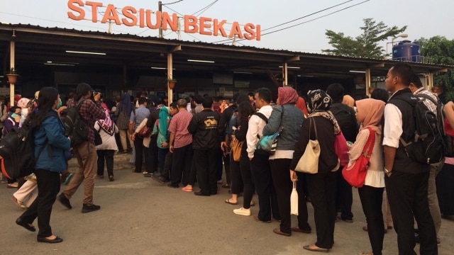 Antrean di Stasiun Bekasi. (Foto: Dok. Nadia Khadijah)