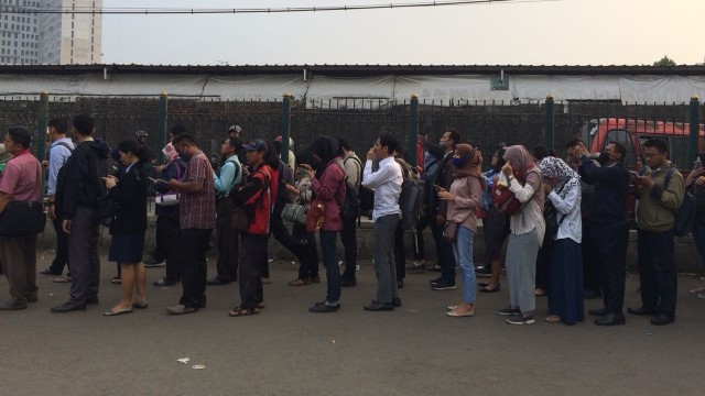 Antrean di Stasiun Bekasi. (Foto: Dok. Nadia Khadijah)