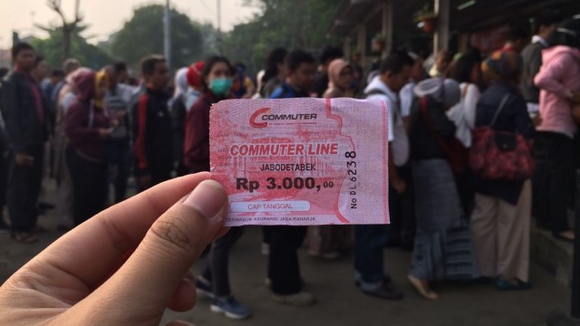 Tiket kertas di Stasiun Bekasi (Foto: Nadia K. Putri/kumparan)