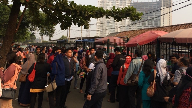 Antrean di Stasiun Bekasi (Foto: Nadia K. Putri/kumparan)