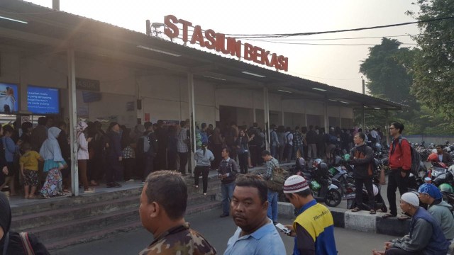 Antrean penumpang KRL di Stasiun Bekasi Foto: Dok. Thalia pembaca kumparan