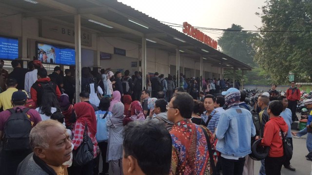 Antrean di Stasiun Bekasi (Foto: Dok. Thalia pembaca kumparan)
