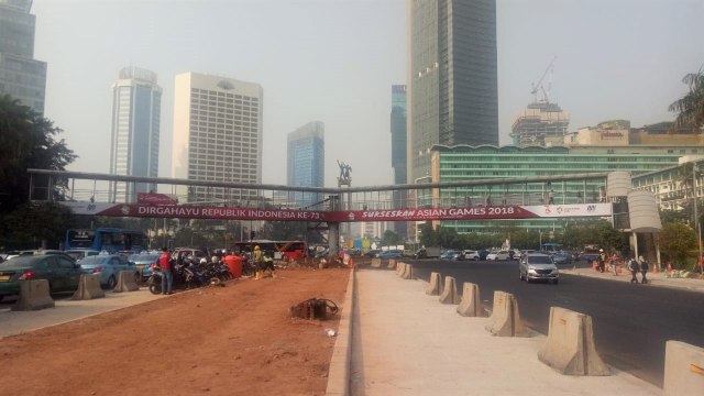 Dari arahThamrin tiang patung selamat datang kehalang Jembatan Penyeberangan Orang. (Foto: Ainul Qalbi/kumparan)