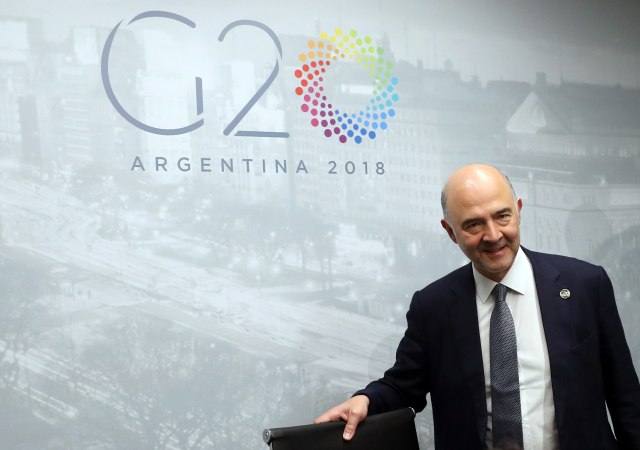 Komisioner Ekonomi Eropa dan Urusan Keuangan Pierre Moscovici saat tiba dipertemuan G20, Argentina. (Foto: REUTERS/Marcos Brindicci)