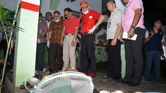 Menteri Hukum dan HAM, Yasonna H. Laoly (tengah), melakukan Inspeksi mendadak di Lapas Klas 1 Surabaya di Porong, Sidoarjo, Jawa Timur, Minggu (22/7).  (Foto: ANTARA FOTO/Umarul Faruq)