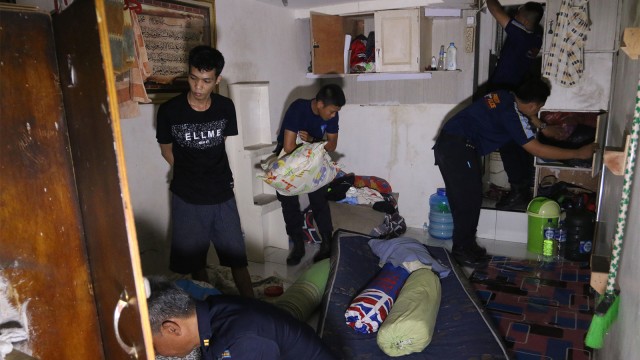 Warga binaan menyaksikan petugas Kemenhuham wilayah Sulsel menggeledah kamar tahanan di Lapas Klas I Tanjung Gusta Medan, Minggu (22/7) malam. (Foto: ANTARA FOTO/Irsan Mulyadi)