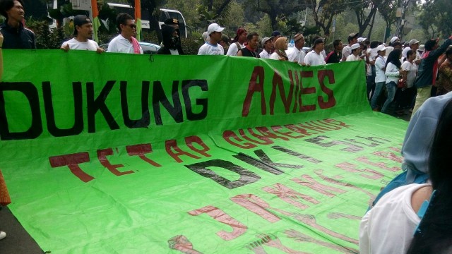 Demo warga di depan Balai Kota meminta Anies tetap jadi Gubernur DKI Jakarta. (Foto: Paulina Herasmaranindar/kumparan)