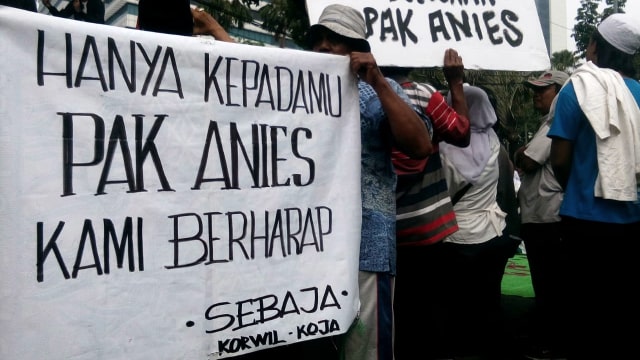 Demo warga di depan Balai Kota meminta Anies tetap jadi Gubernur DKI Jakarta. (Foto: Paulina Herasmaranindar/kumparan)