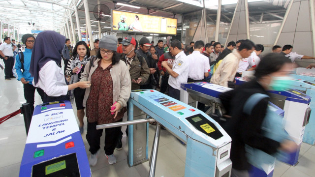 Sejumlah calon penumpang antre membeli tiket kertas di Stasiun Bogor, Kota Bogor, Jawa Barat, Senin (23/7). (Foto: ANTARA FOTO/Yulius Satria Wijaya)