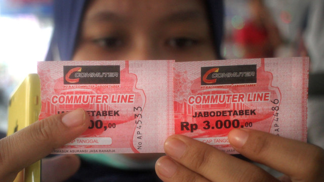 Sejumlah calon penumpang antre membeli tiket kertas di Stasiun Bogor, Kota Bogor, Jawa Barat, Senin (23/7). (Foto: ANTARA FOTO/Yulius Satria Wijaya)