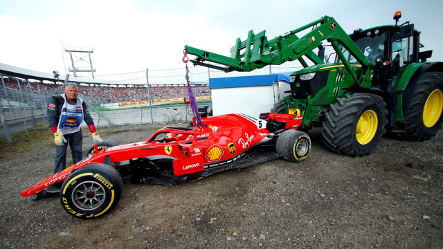 Mobil milik pebalap Scuderia Ferrari, Sebastian Vettel, usai mengalami crash di GP Jerman. (Foto: REUTERS/Ralph Orlowski)