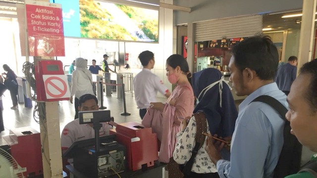 Penggunaan tiket KRL di Stasiun Manggarai sudah kembali normal pada Senin(23/7). (Foto: Ferry Fadhlurrahman/kumparan)