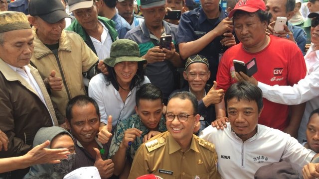 Gubernur DKI Jakarta Anies Baswedan menemui pengunjuk rasa. (Foto: Paulina Herasmaranindar/kumparan)