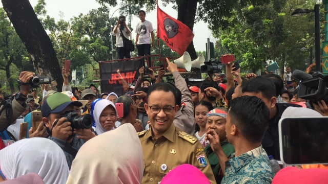 Gubernur DKI Jakarta, Anies Baswedan, temui pendemo di depan Balai Kota. (Foto: Moh Fajri/kumparan)