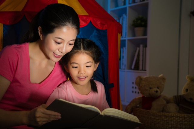 Membacakan Anak Cerita Sebelum Tidur (Foto: Shutterstock)