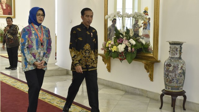 Presiden Joko Widodo berbincang dengan Ketua APEKSI Airin Rachmi Diany disela silaturahmi di Istana Bogor, Jawa Barat, Senin (23/7). (Foto: ANTARA FOTO/ Puspa Perwitasari)