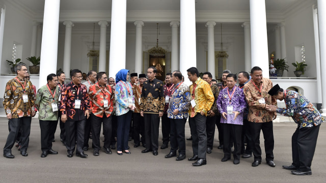 Presiden Joko Widodo berbincang dengan Ketua APEKSI Airin Rachmi Diany dan sejumlah wali kota disela silaturahmi di Istana Bogor, Jawa Barat, Senin (23/7). (Foto: ANTARA FOTO/ Puspa Perwitasari)