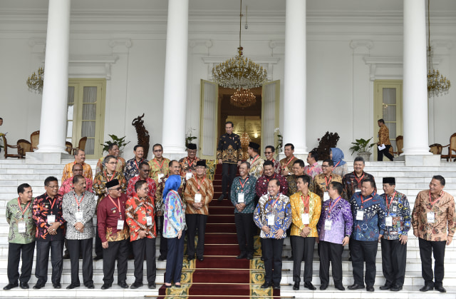 Presiden Joko Widodo berbincang dengan Ketua APEKSI Airin Rachmi Diany dan sejumlah wali kota disela silaturahmi di Istana Bogor, Jawa Barat, Senin (23/7). (Foto: ANTARA FOTO/ Puspa Perwitasari)