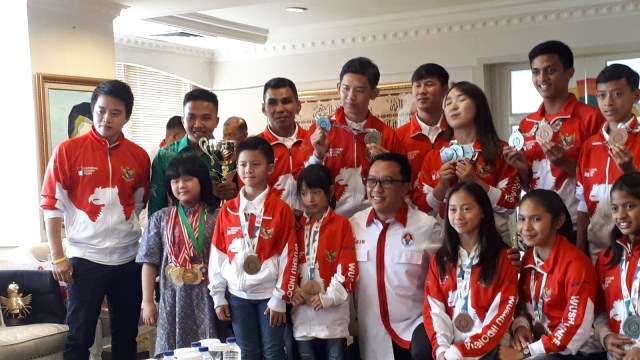 Menpora Imam Nahrawi berikan bonus total Rp 280 juta kepada Fauzan Noor (karate tradisional), Samantha Edithso (catur U-10), dan Tim Wushu Junior, Senin (23/7). (Foto: Karina Nur Shabrina/kumparan)