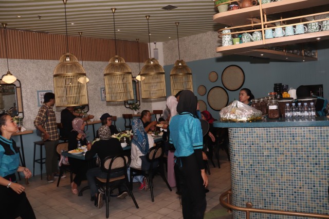 Suasana Restoran Baru Milik Ussy Sulistiawaty (Foto: Munady)