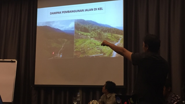 Hasil data monitoring Yayasan Hutan Alam dan Lingkungan Aceh (HAkA) terhadap kondisi hutan Kawasan Ekosistem Leuser (KEL) periode Januari – Juni 2018 menggunakan teknologi penginderaan jarak jauh dari citra satelit. (Foto: Zuhri Noviandi/kumparan)