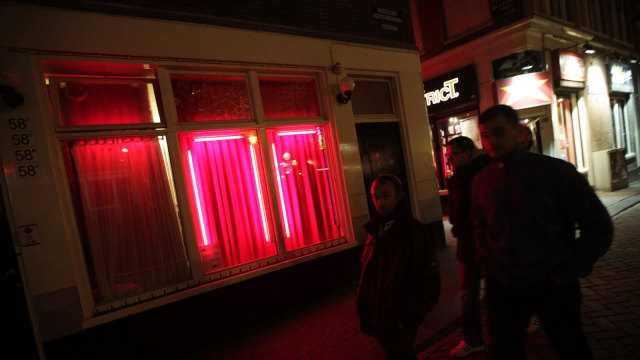 Suasana di Distrik Lampu Merah di Amsterdam saat malam hari. (Foto: AFP/Anoek De Groot)
