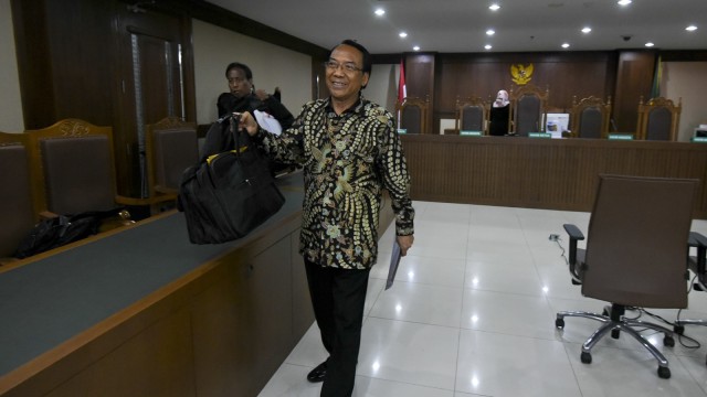 Terpidana kasus tindak pidana korupsi Jero Wacik meninggalkan ruang sidang seusai menjalani sidang Peninjauan Kembali (PK) di Pengadilan Negeri Jakarta Pusat, Jakarta, Senin (23/7). (Foto: ANTARA FOTO/Hafidz Mubarak)