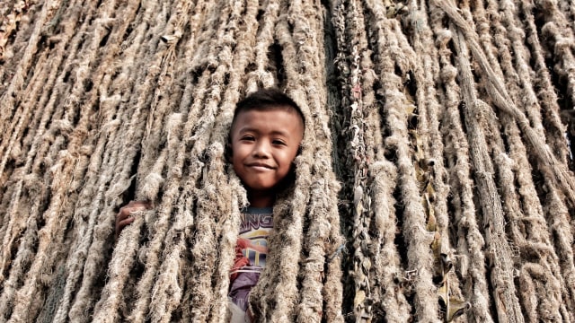 Seorang anak bermain di Kawasan Pesisir Cilincing, Jakarta Utara. (Foto: Jamal Ramadhan/kumparan)