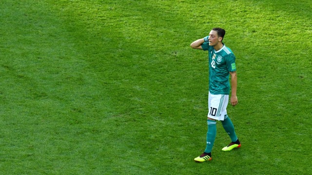 Mesut Oezil kecewa dengan sikap Timnas Jerman. (Foto: Dylan Martinez/Reuters)