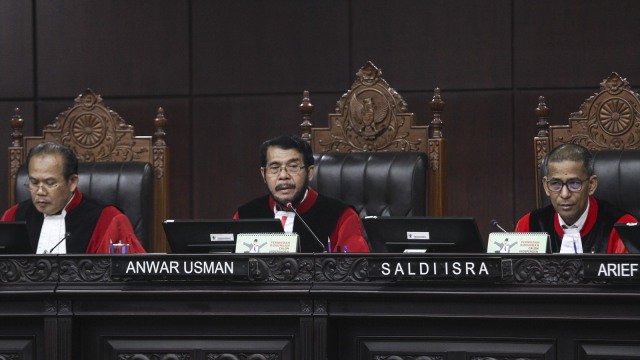 Ketua Majelis Hakim MK Anwar Usman (tengah) didampingi Majelis Hakim MK Aswanto dan Saldi Isra memimpin sidang pembacaan putusan di ruang sidang pleno Gedung MK, Jakarta, Senin (23/7). (Foto: ANTARA FOTO/Dhemas Reviyanto)