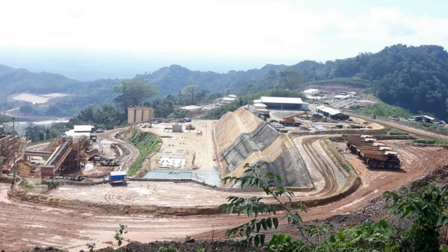 Area tambang emas Tambang Tujuh Bukit PT Bumi Suksesindo, anak usaha PT Merdeka Copper Gold Tbk (MDKA) di Banyuwangi, Jawa Timur, Senin (23/7/2018) Foto: Ema Fitriyani/kumparan