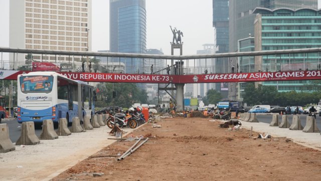 Gubernur DKI Jakarta Anies Baswedan berencana akan membongkar jembatan penyeberangan orang (JPO) yang ada di dekat bundaran Hotel Indonesia (HI).  (Foto: Helmi/kumparan)
